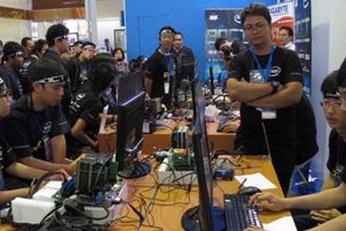 Suasana lomba Amateur OverClocking Tournament di area Indocomtech 2012
