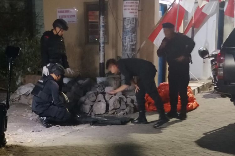 Proses evakuasi mortir di Surabaya