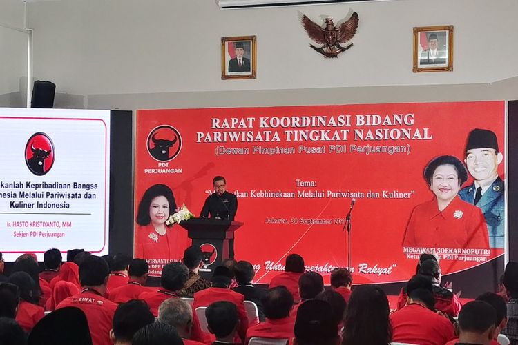 Sekjen PDI-P Hasto Kristiyanto membuka rapat koordinasi bidang pariwisata tingkat nasional DPP PDI-P, di Kantor DPP PDI-P, Jakarta Pusat, Sabtu (30/9/2017). 