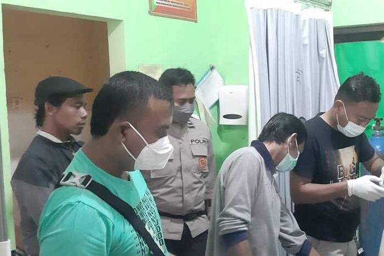 Petugas Kepolisian melakukan pemeriksaan tubuh korban penjual sayur yang meninggal secara mendadak saat berjualan di pasar Dander, Kabupaten Bojonegoro.