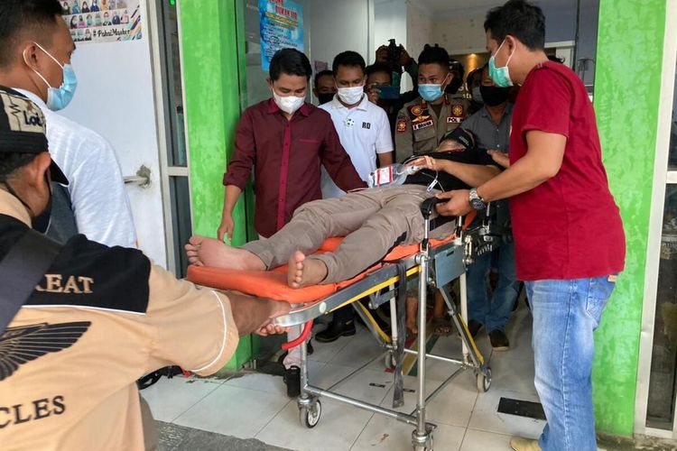 J Rumampuk pemimpin redaksi butota.id saat dievakuasi ke RS Aloei Saboe, Kota Gorontalo. Ia ditebas golok oleh 2 orang tak dikenal saat mengantarkan istrinya ke dokter.