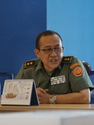 Kepala Pusat Penerangan (Kapuspen) TNI Mayor Jenderal Sisriadi saat mengunjungi Menara Kompas, Palmerah, Jakarta Barat, Selasa (12/2/2019). 