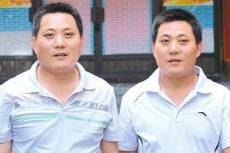 Dua pria ini, Zeng Yong dan Liu Yonggang, terpisah sejak masih bayi karena diadopsi dua keluarga yang berbeda. Setelah 41 tahun terpisah, keduanya bisa berkumpul bersama lagi.