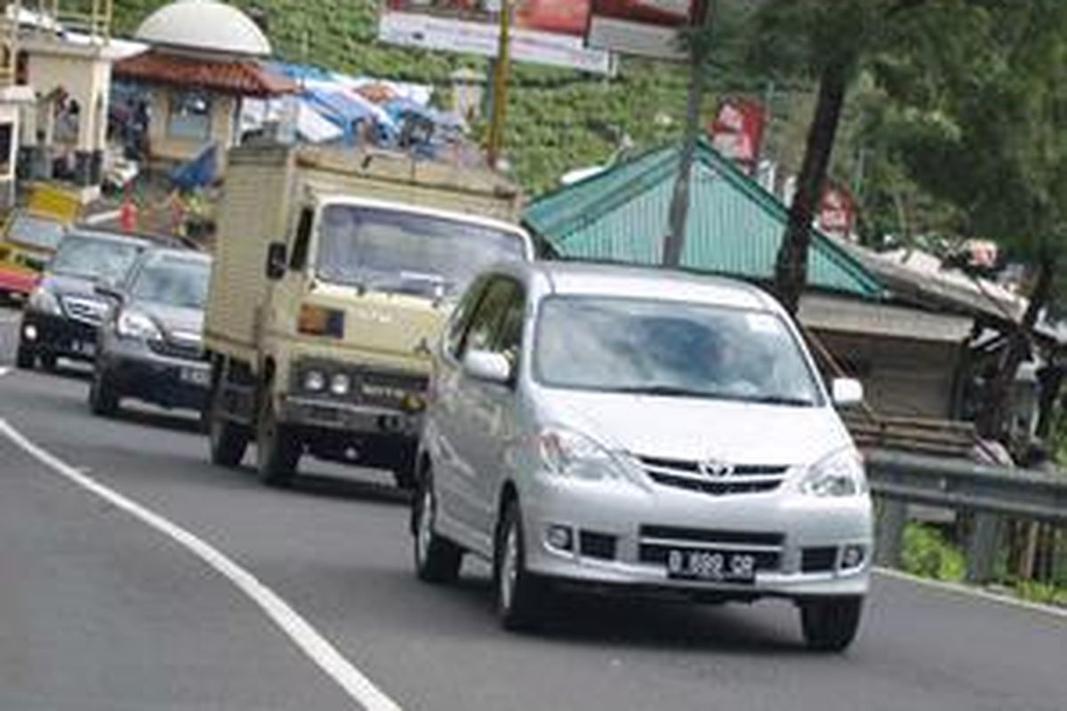 Toyota Avanaza 1,3 G otomatik di tanjakan Puncak, Bogor, Jawa Barat. Cukup bertenaga!