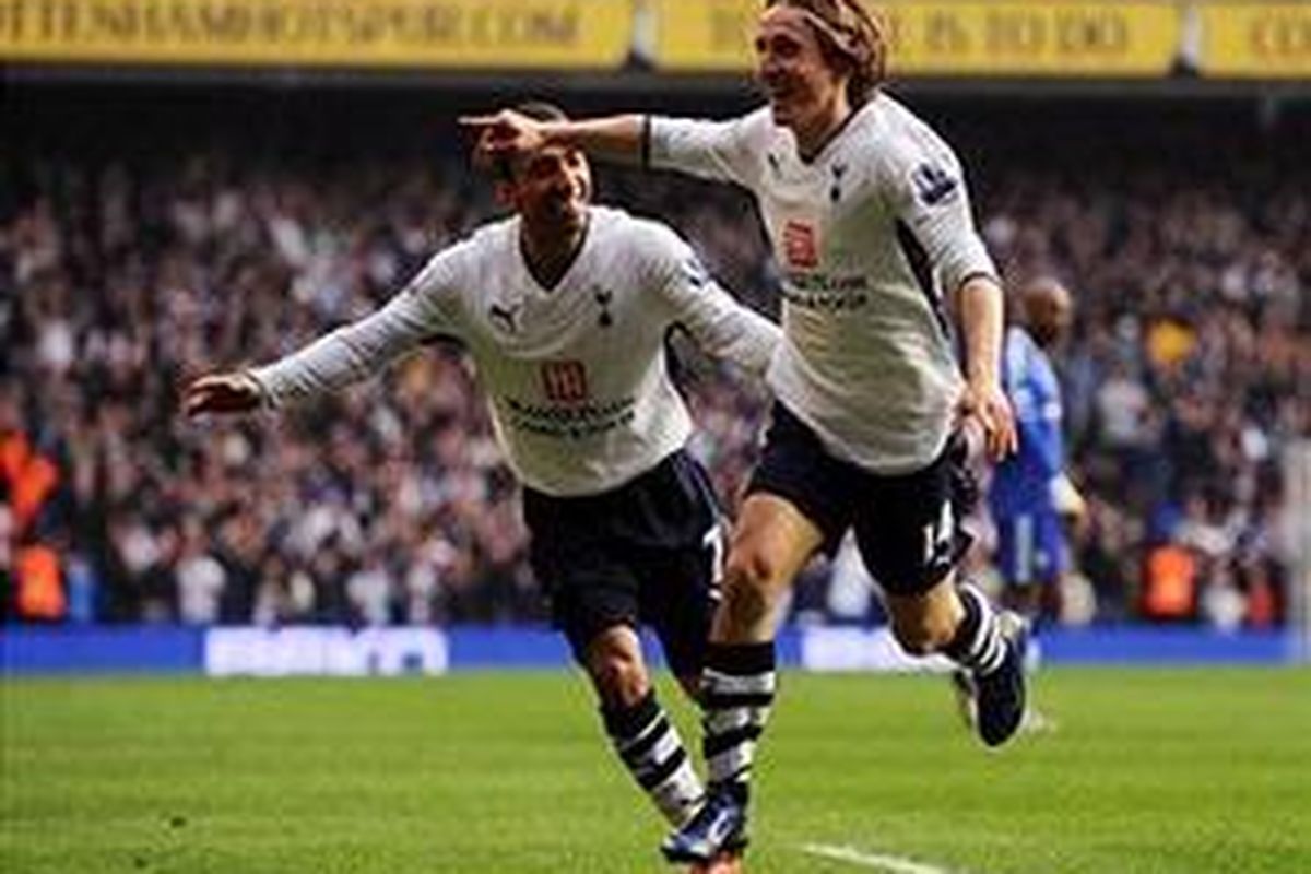 Pemain Tottenham Hotspur, Luka Modric (kanan) merayakan gol tunggalnya ke gawang Chelsea, Sabtu (21/3).