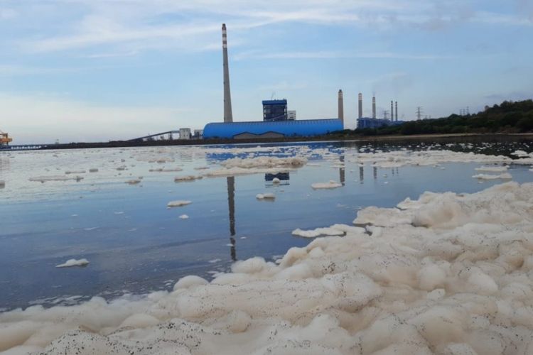 Buih putih yang muncul di Pantai Bohay berasal dari PLTU Paiton Unit 9.