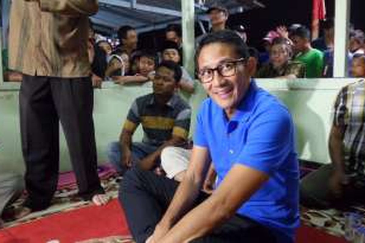 Calon wakil gubernur DKI Jakarta Sandiaga Uno saat berkunjung ke permukiman warga di Kelurahan Kedaung Kaliangke, Kecamatan Cengkareng, Jakarta Barat, Selasa (1/11/2016) malam.