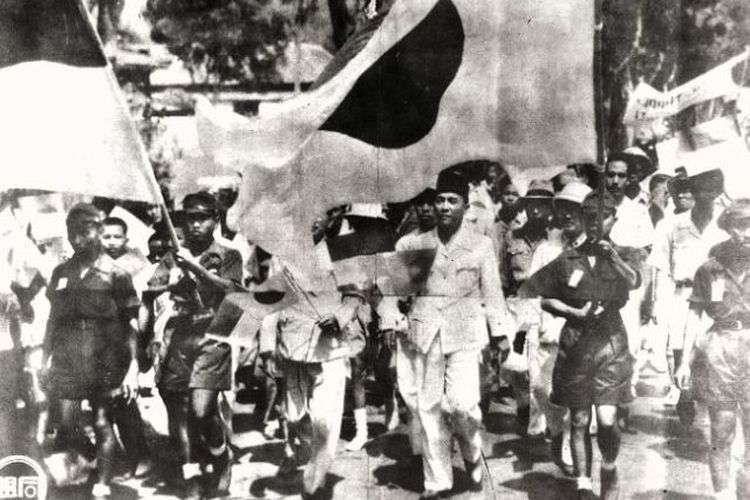 Soekarno dalam parade pengibaran bendera merah putih dan bendera Jepang pada 1944.