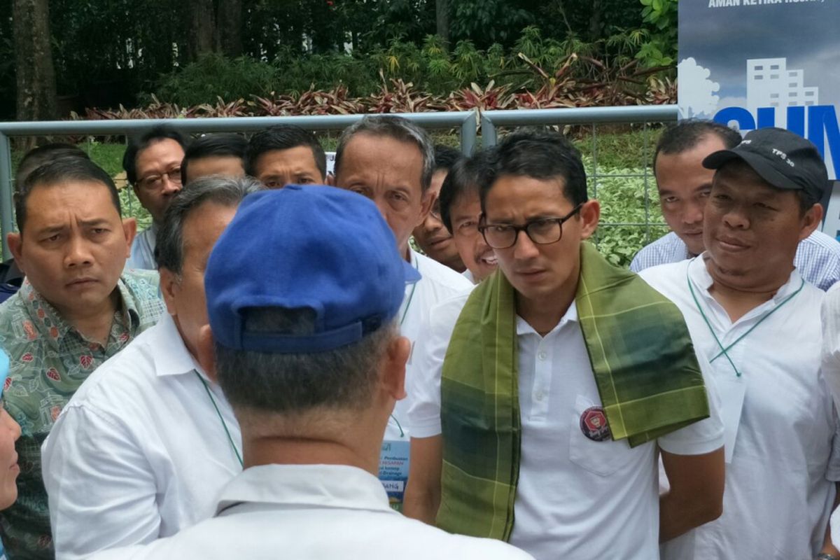 Wakil Gubernur DKI Jakarta Sandiaga Uno saat melihat demo sumur resapan di Masjid Al-Ikhlas, Jalan Cipete, Minggu (5/11/2017). 