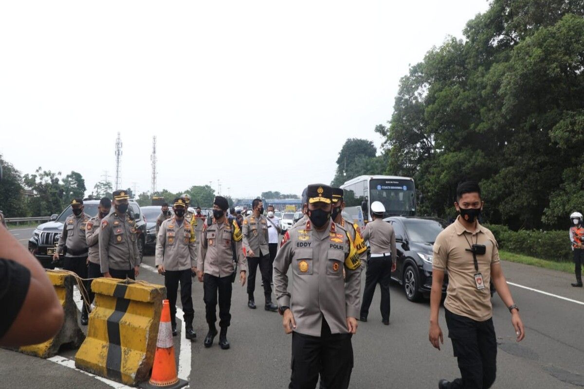 Anggota kepolisian sedang berjaga di pos penyekatan di Tol Bogor, Kamis (6/5/2021).