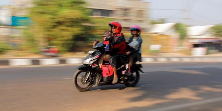 Ilustrasi: Bonceng duduk ngangkang di 
sepeda motor.