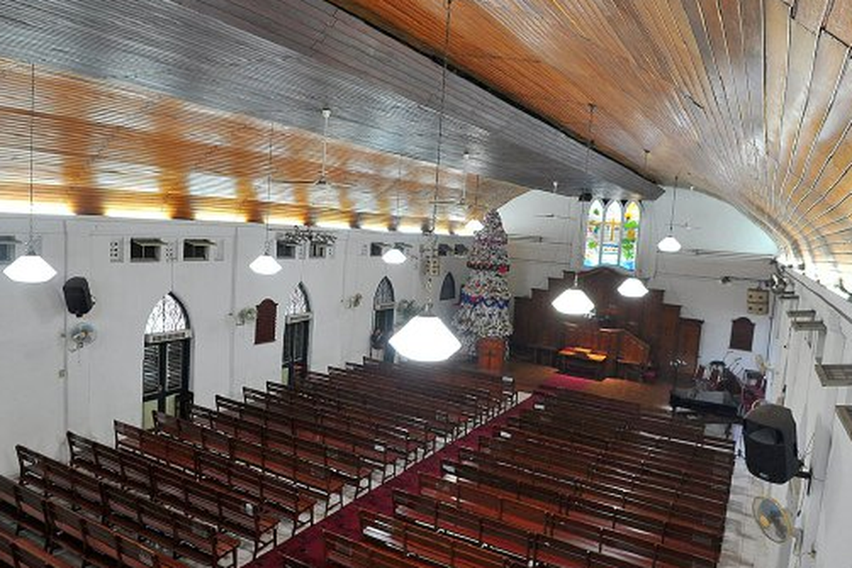 Bagian dalam Gereja Kristen Indonesia (GKI) Kwitang, Jakarta Pusat. Mulai dibangun pada 1876, bangunan gereja direnovasi pada 1924 dan bentuknya masih bertahan seperti saat ini. GKI Kwitang juga termasuk dalam salah satu bangunan cagar budaya.