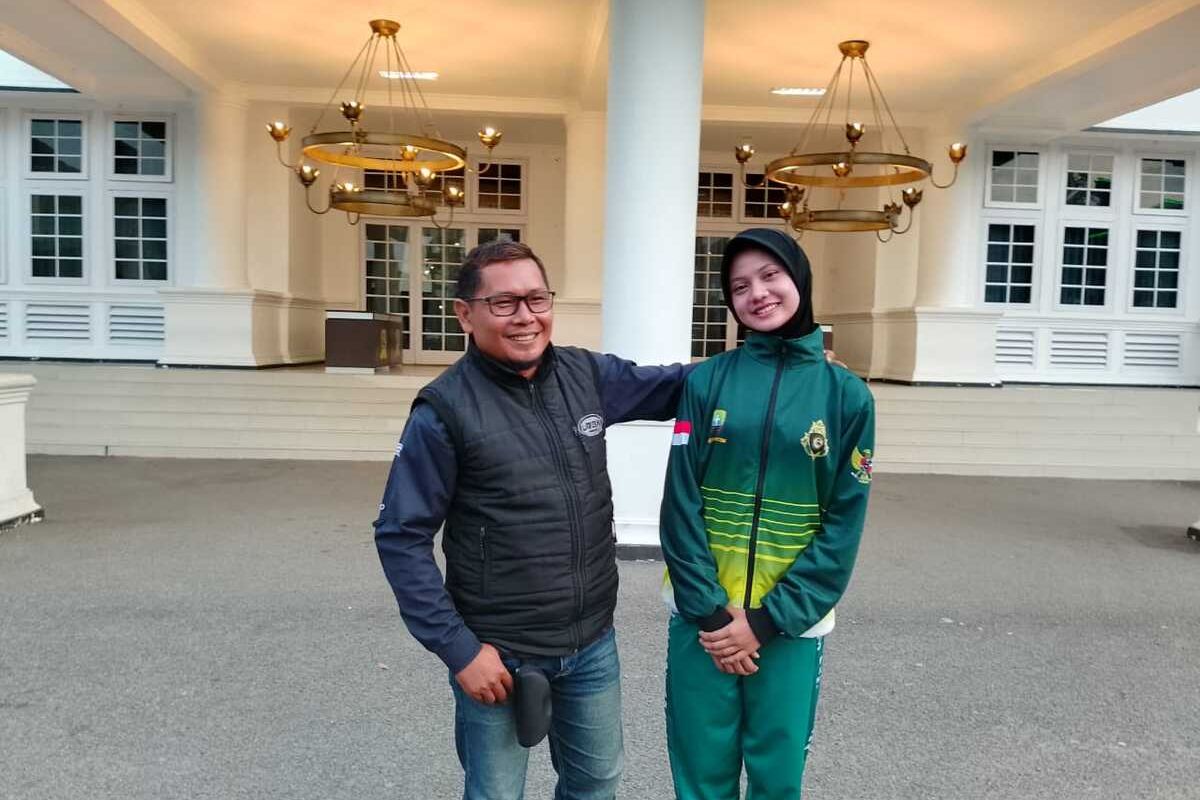 Sofia Sahla foto bersama orangtuanya Tatang Suyatna, setelah menerima kabar lolos Paskibraka nasional, di Gedung Negara, Sumedang, Jabar, Senin (24/6/2024). KOMPAS.com/AAM AMINULLAH