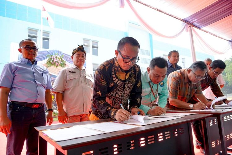 Perkuat Kesiapan Kerja Lulusan, 32 SMK di Jabar Teken Kerja Sama dengan 64 Perusahaan Lintas Sektor