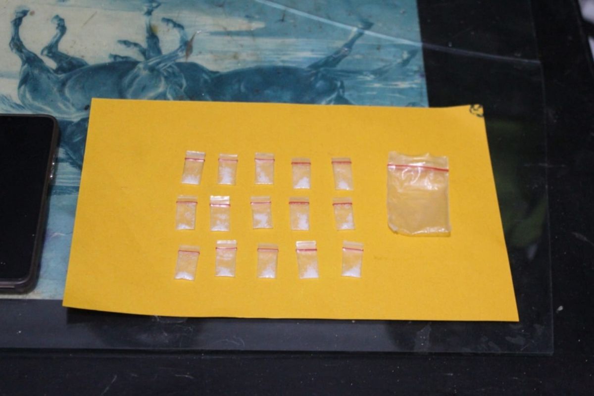 Karo, kompas. com, tim gabungan dari intel kodim 0205/TK, dan Intel Korem 023/ks saat mengintrogasi 2 pelaku diduga pengedar Sabu di rungan Intel Kodim 0205, tanah karo, selasa (25/2/2025) dinihari