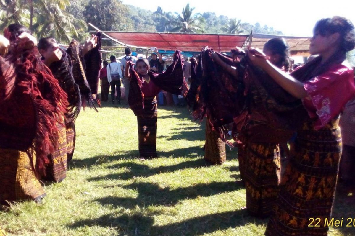 Anak-anak Sekolah Dasar Katolik (SDK) Anaranda di Desa Mautenda, Kabupaten Ende, Nusa Tenggara Timur melakukan tari simo imu (menyambut tamu) pada Senin (22/5/2017) menyambut relawan Jebsen & Jessen South East Asia pada program Meet a Need 2017 yang bekerja sama dengan Area Development Program Wahana Visi Indonesia (ADP WVI) Ende. 


