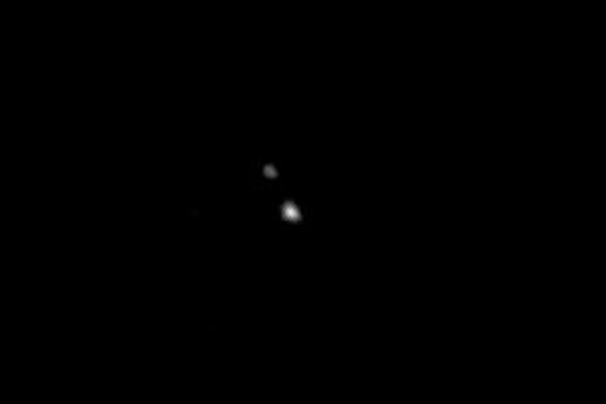 Pluto (berukuran lebih besar) dan salah satu bulannya, Charon, dalam foro yang diambil wahana New Horizon milik NASA. 