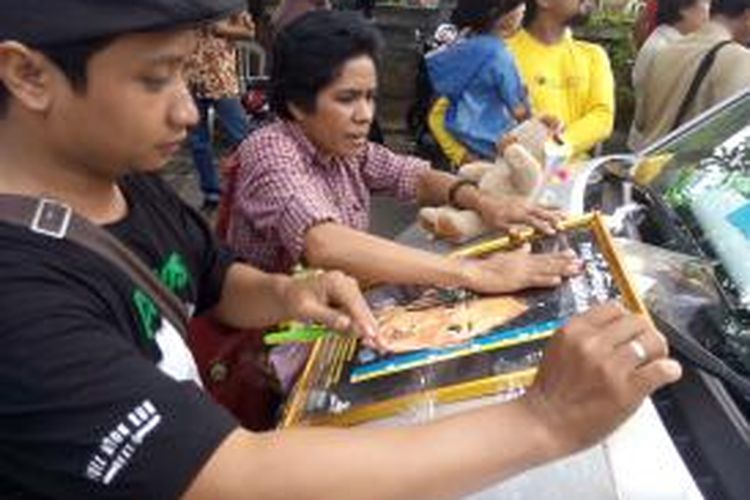 Warga Denpasar mempersiapkan keberangkatan jenazah Engeline, bocah yang ditemukan tewas di halaman belakang rumahnya, menuju tempat pemakaman di Banyuwangi, Selasa (16/6/2015).