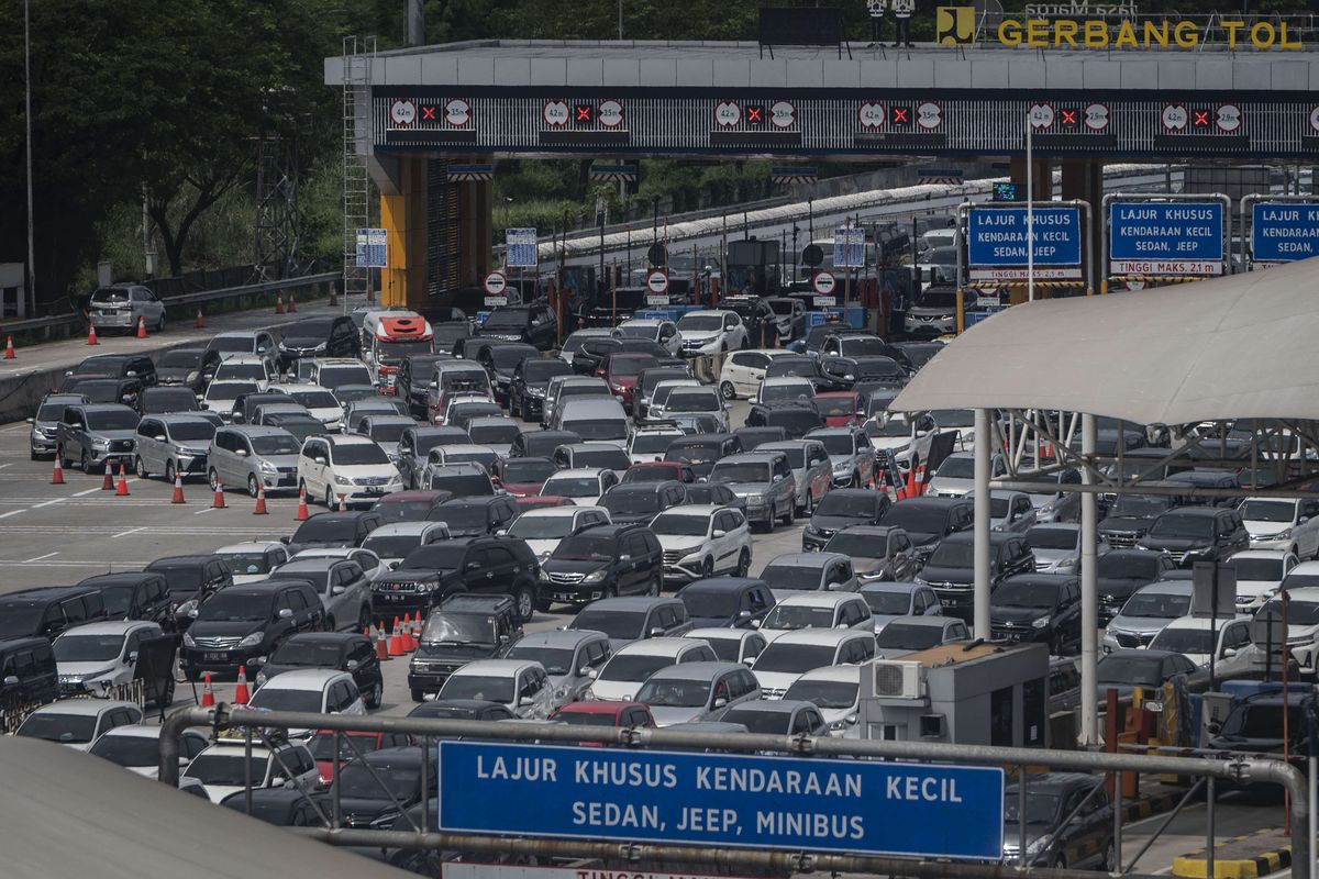 Antrean kendaraan menuju arah Jakarta di Gerbang Tol Cikampek Utama, Karawang, Jawa Barat, Jumat (6/5/2022). Pada H+3 Lebaran 2022, ruas Jalan Tol Jakarta-Cikampek mengalami kepadatan volume kendaraan dan diperkirakan puncaknya pada H+5 atau 8 Mei 2022.