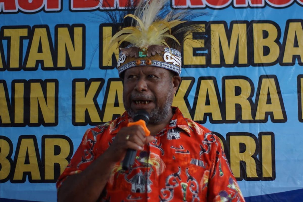 Ketua Dewan Adat Distrik Kepulauan Aruri (Mananwir Sup Mnuk Sowek) Tonci Welem Mambrauw menyampaikan pandangan dalam sebuah kegiatan di Distrik Kepulauan Aruri, Kabupaten Supiori. Sebagai tokoh adat dan pelaksana tugas Ketua Dewan Adat Byak Kabupaten Supiori, Tonci memastikan seluruh program ekonomi biru yang diinisiasi JERAT Papua tetap berpijak pada hukum adat serta nilai-nilai yang diwariskan turun-temurun di sebelas kampung adat.