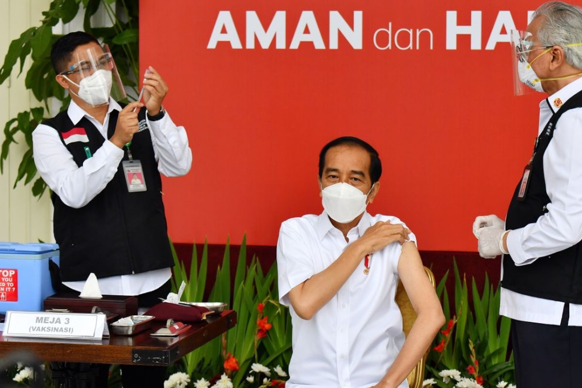 Presiden Joko Widodo saat mendapat suntikan pertama vaksin Covid-19 di Istana Kepresidenan pada Rabu (13/1/2021). Penyuntikan ini sekaligus menandai program vaksinasi Covid-19 di Indonesia.