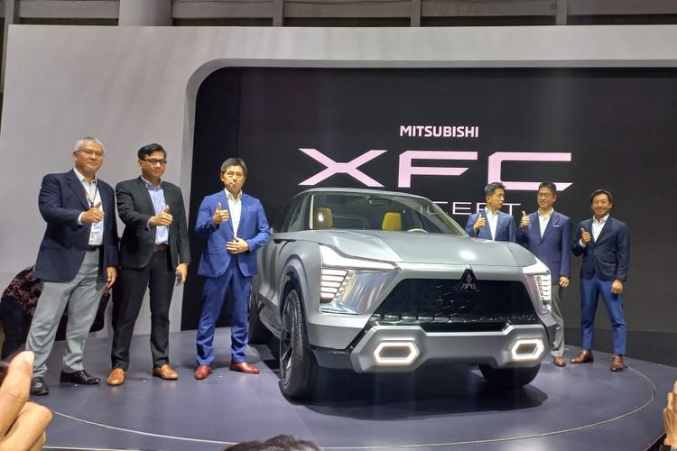 Mobil konsep Mitsubishi XFC Concept dipamerkan pada Indonesia International Motor Show (IIMS) 2023