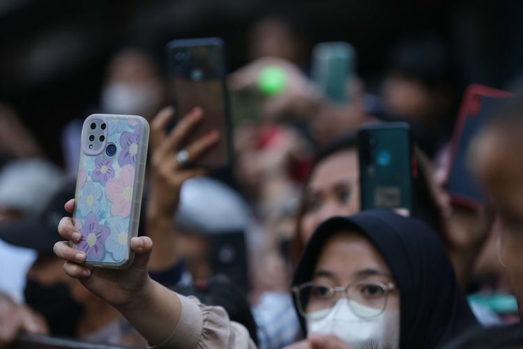 Antusias warga menyaksikan pawai seni budaya pada perayaan puncak Cap Go Meh Bogor Street Festival (CGM-BSF) 2023 di Jalan Suryakencana, Bogor Tengah, Kota Bogor, Minggu (5/2/2023). Atraksi seni budaya seperti Ogoh-ogoh dari Bali, Kendang Beleq dari Lombok, dan Bouraq dari Cirebon, Ondel-ondel Betawi, Reog Ponorogo, serta belasan pertunjukan dari sanggar kesenian dari Jawa Barat dan sekitarnya memeriahkan acara ini.