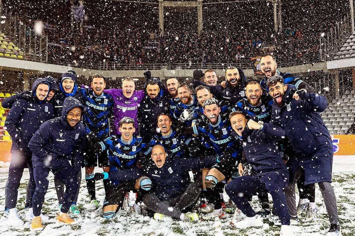Asisten pelatih timnas Indonesia Denny Landzaat saat menjadi pelatih klub Lechpoznan 1922