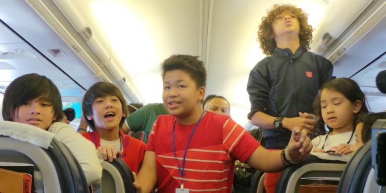 Boyband Coboy Junior saat tampil di atas ketinggian 30.000 kaki di penerbangan Jakarta-Balikpapan, Sabtu (20/4/2014).