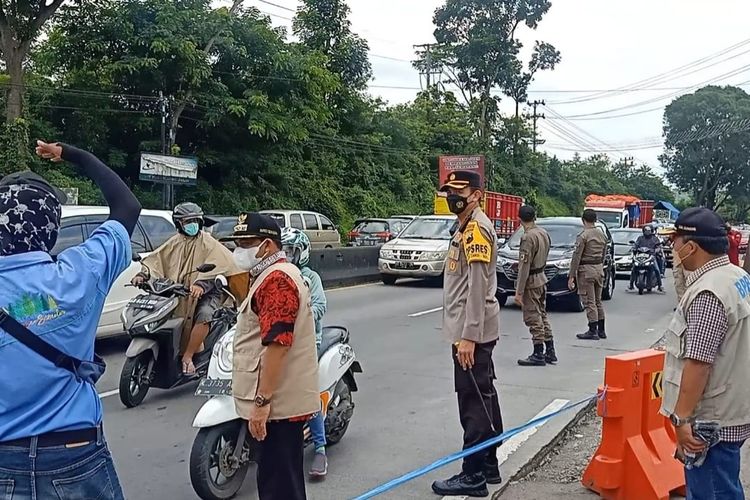Bupati Semarang Ngesti Nugraha dan Kapolres AKBP Yovan Fatika memantau arus lalin di depan Dusun Semilir