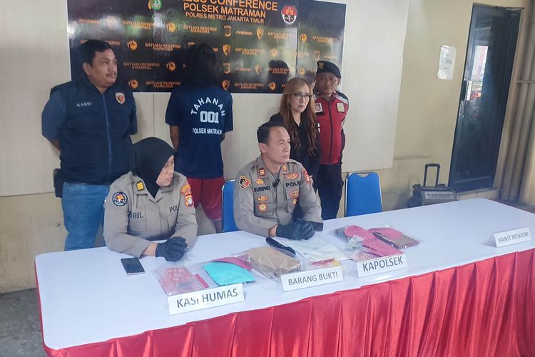 Sambil Dagang Es Teh, Pria di Matraman Jual Sabu di Gerobak