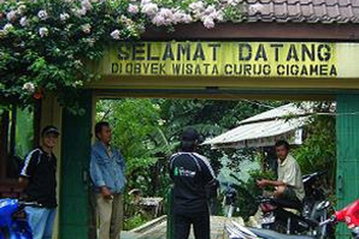 Pintu masuk kawasan wisata Curug Cigamea, Gunung Salak Endah, Kabupaten Bogor, Jawa Barat.