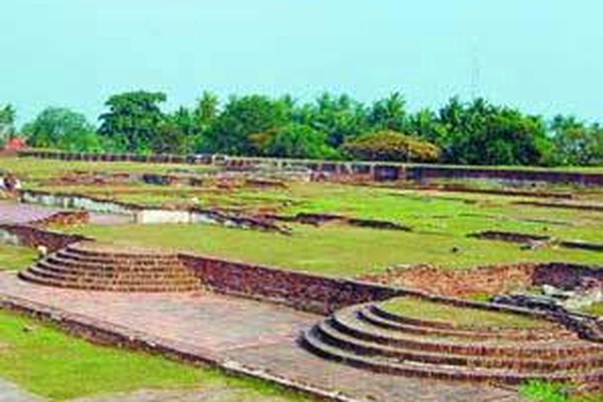 Sisa reruntuhan Keraton Surosowan hingga kini masih bisa dinikmati, seperti terlihat pada Kamis (8/5). Keraton seluas lebih kurang 3,5 hektar itu merupakan kediaman para sultan Banten yang dibangun dari tumpukan batu karang dan batu bata merah pada 1552.