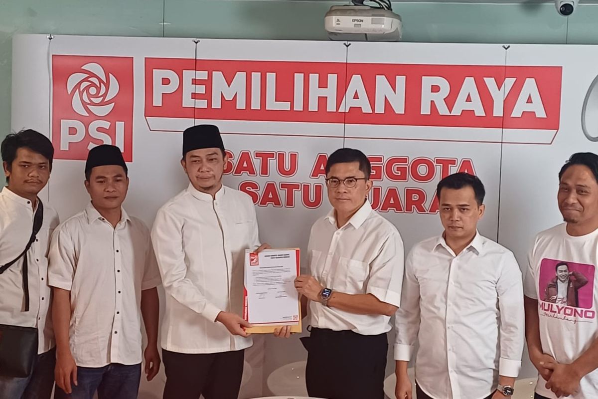 Juru Bicara PSI Agus Mulyono Herlambang (Ketiga dari kiri) memegang surat penyerahan dokumen pendaftaran bersama Ketua Steering Committee Kongres PSI Andy Budiman (Ketiga dari kanan) di kantor DPP PSI, Senin (23/6/2025).