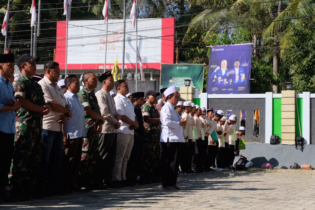 Ratusan mahasiswa IAI Al-Kahirat Pamekasan gelar Salat Gaib untuk Affan Kurniawan di halaman kampus, Minggu (31/8/2025)