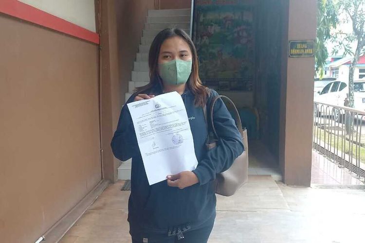 Febi Angraini (25) korban yang ditendang oleh pengemudi ojol karena membatalkan pesanan, usai membuat laporan di Polrestabes Palembang, Jumat (3/2/2023).