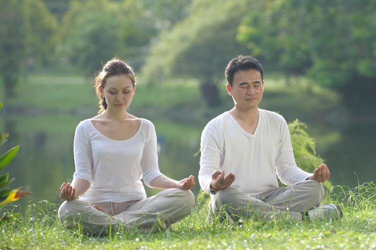 Mengelola stres dengan baik, misalnya dengan meditasi, juga termasuk cara menjaga kesehatan jantung.