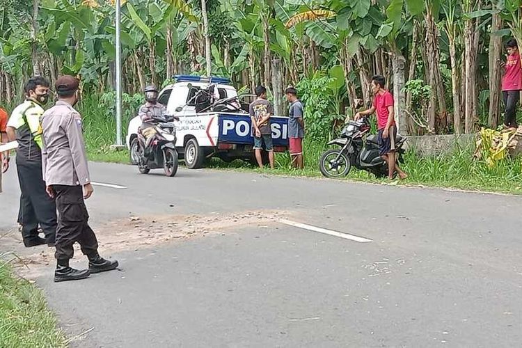 Kondisi kendaraan setelah kecelakaan di Jalan Karanganyar menuju Mojogedang tepatnya di Desa Gowong Tepus RT 004 RW 010, Desa Sewurejo, Kecamatan Mojogedang Kabupaten Karanganyar, Jawa Tengah, pada Senin (11/4/2022) sekitar pukul 13.20 WIB.