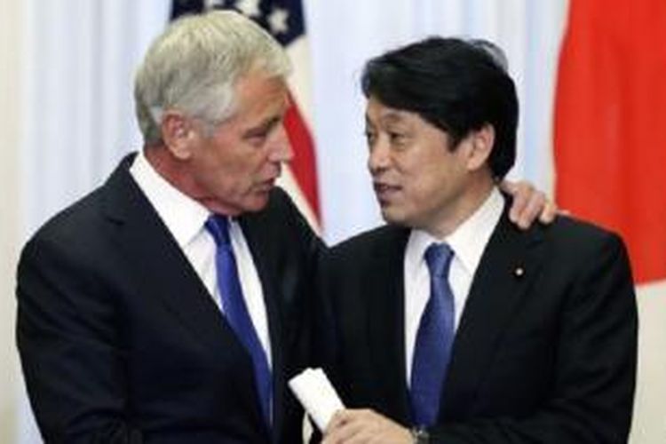 Menhn AS Chuck Hagel (kiri) dan Menhan Jepang Itsunori Onodera dalam pertemuan di Tokyo (5/4). 