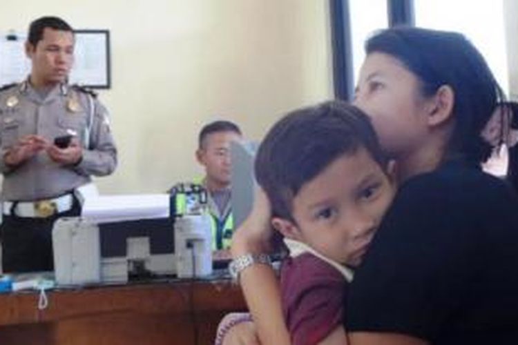 M Faiz, bocah yang tertinggal di rest area tol Jatingaleh Semarang telah kembali ke pelukan ibunya.