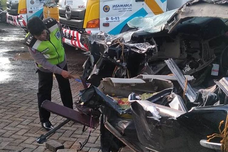 Anggota Satlantas Polres Pasuruan saat melakukan oleh TKP terhadap kendaraan  yang terlibat kecelakaan di Tol Pandaan-Malang yang menyebabkan putra alm KH Hasyim Muzadi, H Hilman Wajdi meninggal dunia, Rabu (18/12/2019)