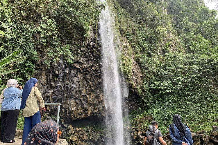 Lembah Anai merupakan air terjun populer di Sumatera Barat. Letaknya berada persis di tepi Jalan Raya Padang-Bukittinggi.