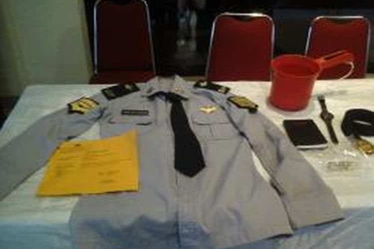 Pihak Polres Jakarta Utara mengamankan satu baju seragam, gayung warna merah dan minyak angin fresh care sebagai barang bukti penganiayaan Dimas Dikita Handoko, mahasiswa STIP yang tewas, Sabtu (26/4/2014).