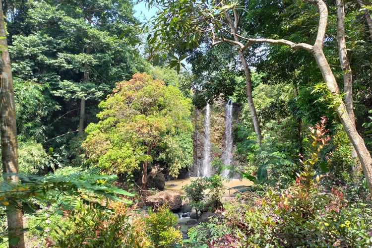 Keindahan Curug Gondoriyo di perkampungan warga Kelurahan Gondoriyo, Kecamatan Ngaliyan, Kota Semarang, Minggu (8/5/2022).