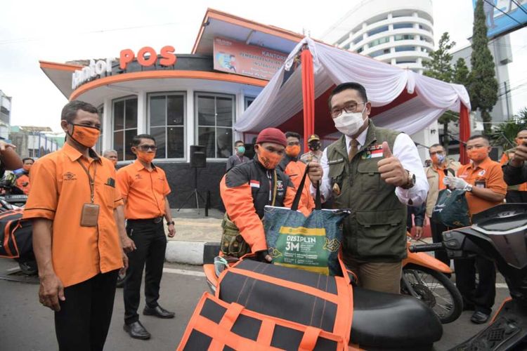 Gubernur Jawa Barat Ridwan Kamil saat secara simblolis mengirimkan bantuan sosial dari Pemprov Jabar beberapa waktu lalu.