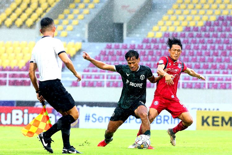 Suasana pertandingan lanjutan Liga 1 2022-2023 yang mempertemukan Persikabo 1973 vs Arema FC di Stadion Manahan, Solo, Jawa Tengah, pada Rabu (14/12/2022) sore WIB.