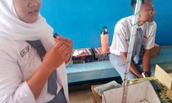 Manfaatkan Barang Bekas untuk Bersihkan Sampah, Siswi SMAN 40 Jakarta Bikin 'Sapu Teknologi'