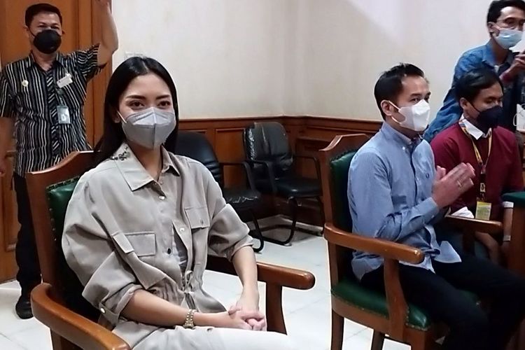 Ririn Dei Ariyanti dan Aldi Bragi saat ditemui di ruang sidang Pengadilan Agama Jakarta Selatan, Kamis (30/9/2021). 