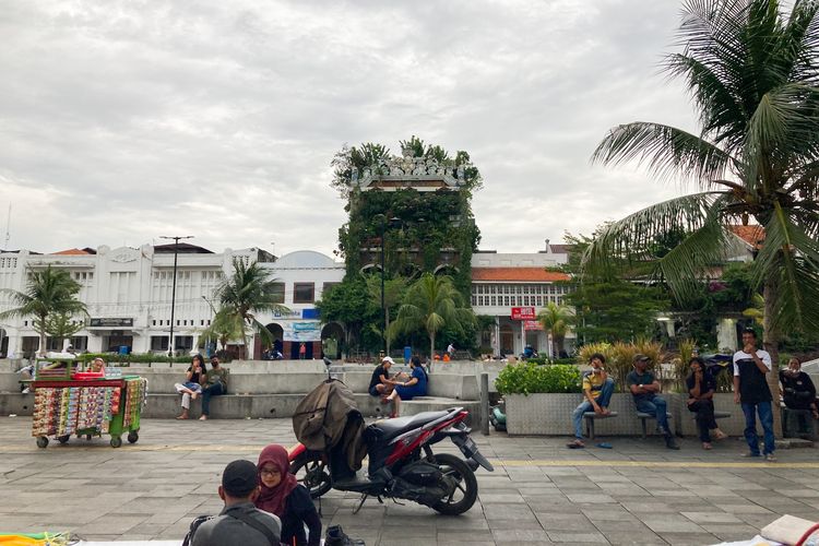 Kawasan Kali Besar Kota Tua Jakarta yang mulai ramai wisatawan sejak Kota Tua dibuka kembali pada akhir Oktober 2021. Meski demikian, pengunjung masih belum bisa jalan-jalan di atas jalur apung, Kota Tua, Jakarta, Rabu (10/11/2021).