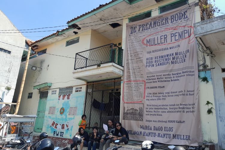 Spanduk, kertas hingga mural Dago Elos terpampang di sekitar pemukiman warga, menolak penggusuran dan gugatan keluarga Muller.